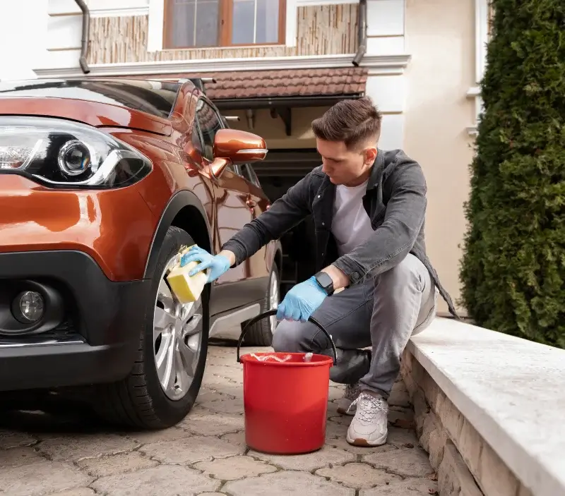 Lavage auto à domicile Lalacelle : professionnel intervenant sur un véhicule